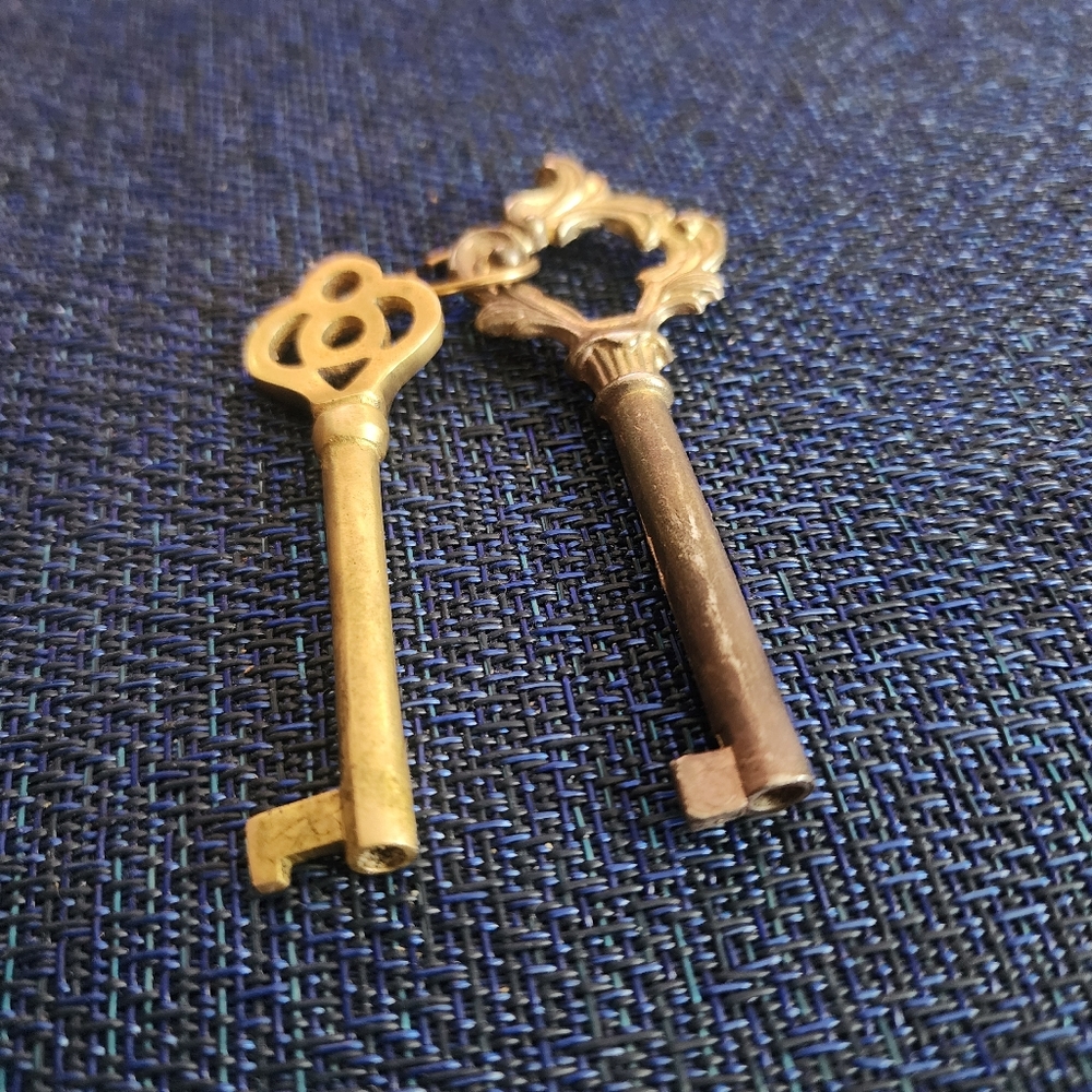Vintage Pair Of 2 Gold Brass Ornate Skeleton Keys Art Nouveau - Picture 6 of 8